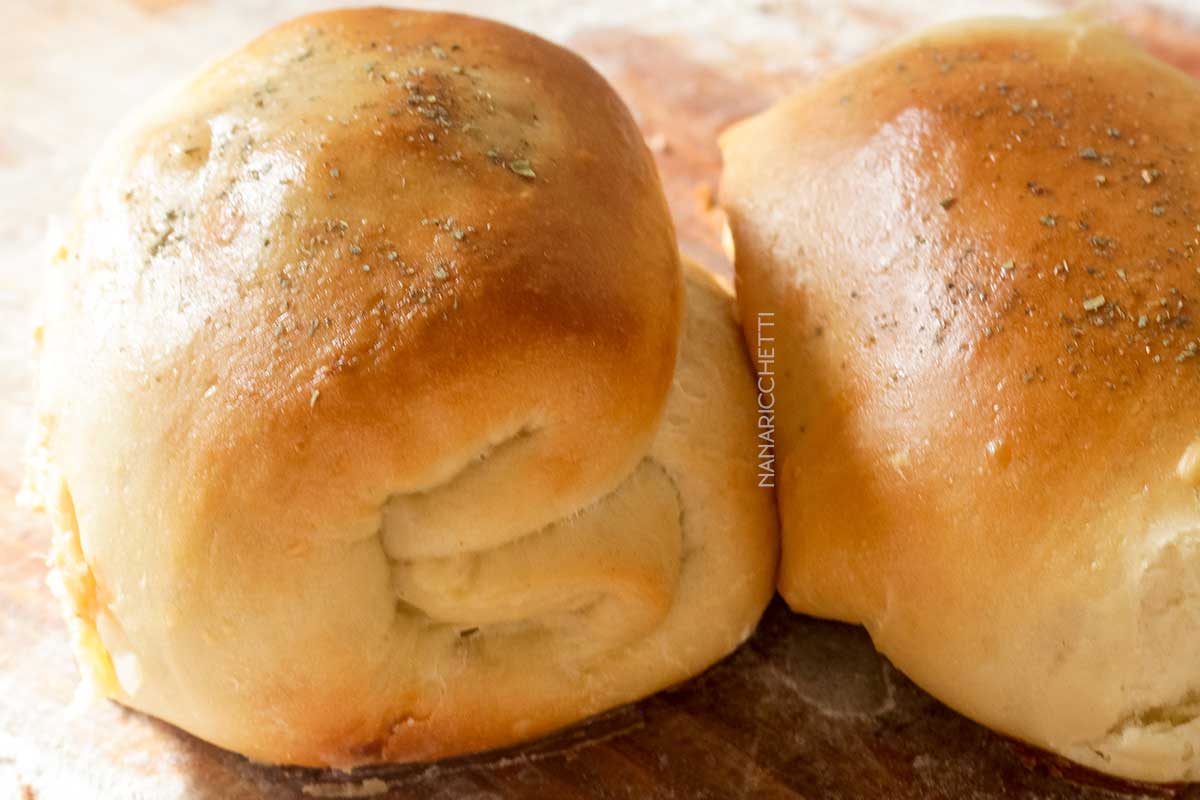 Receita de Pão Caseiro Recheado com Frango - faça um lanche delicioso no final de semana.