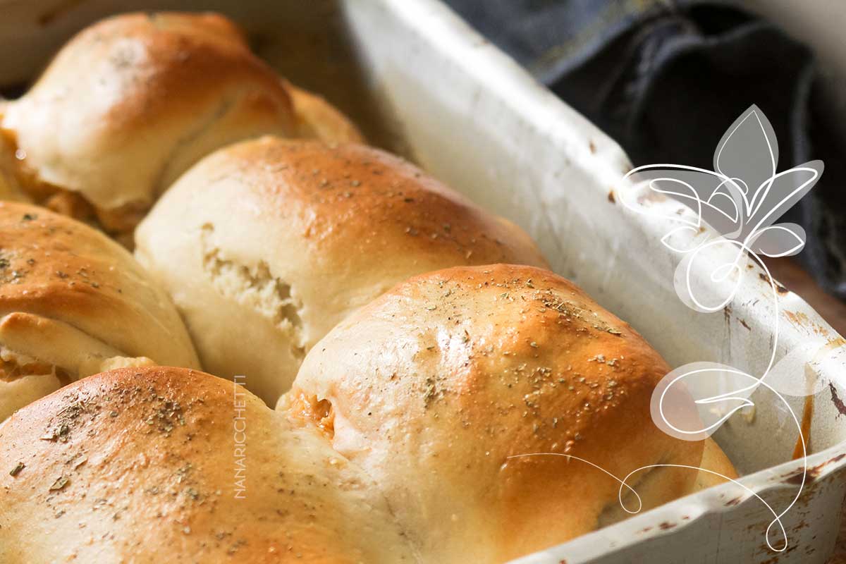 Receita de Pão Caseiro Recheado com Frango - faça um lanche delicioso no final de semana.