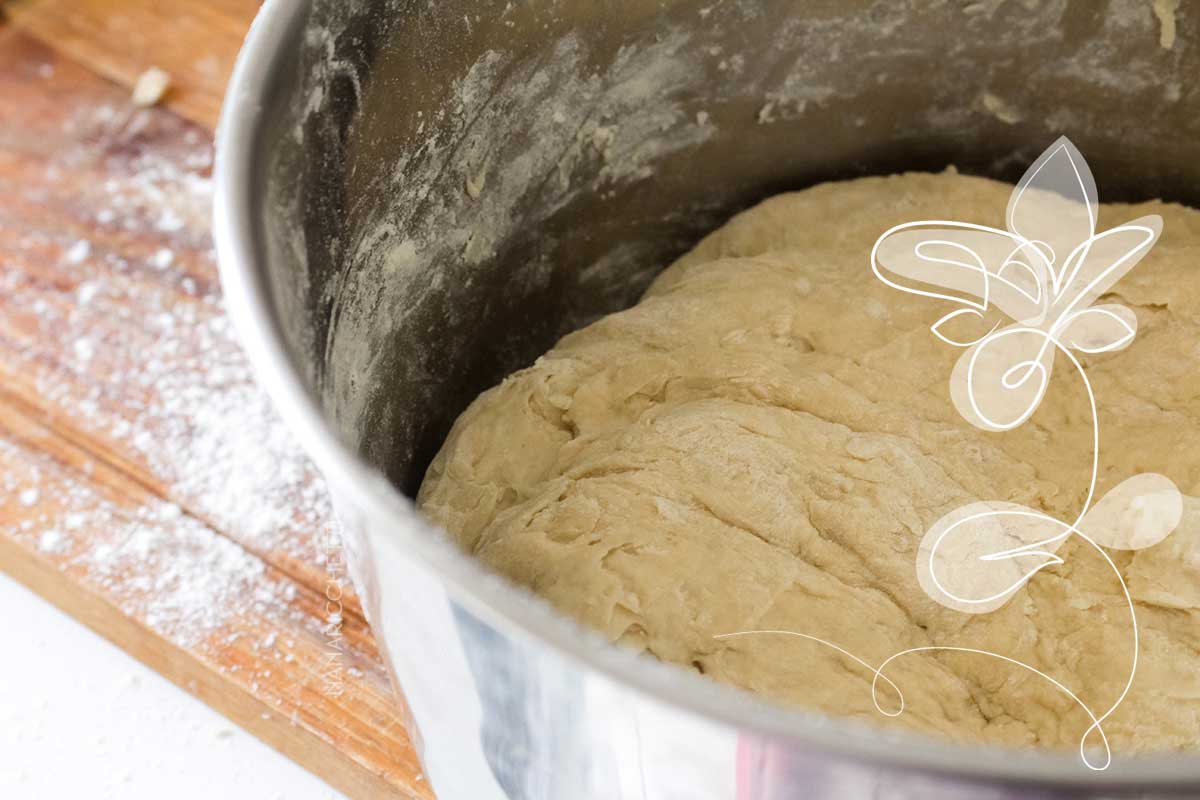 Receita de Pão Caseiro Recheado com Frango - faça um lanche delicioso no final de semana.