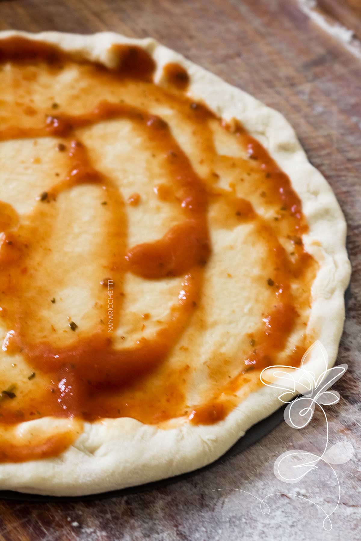 Receita de Pizza ao Pesto com Queijo e Tomate - um delicioso prato italiano para lanchar no final de semana.