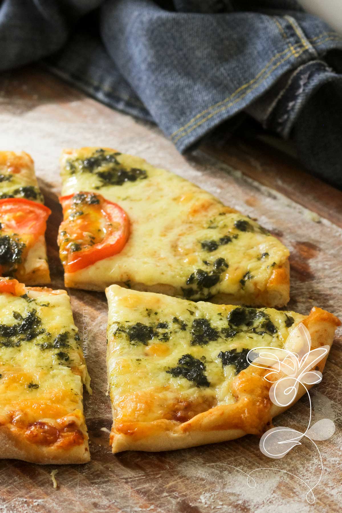 Receita de Pizza ao Pesto com Queijo e Tomate - um delicioso prato italiano para lanchar no final de semana.