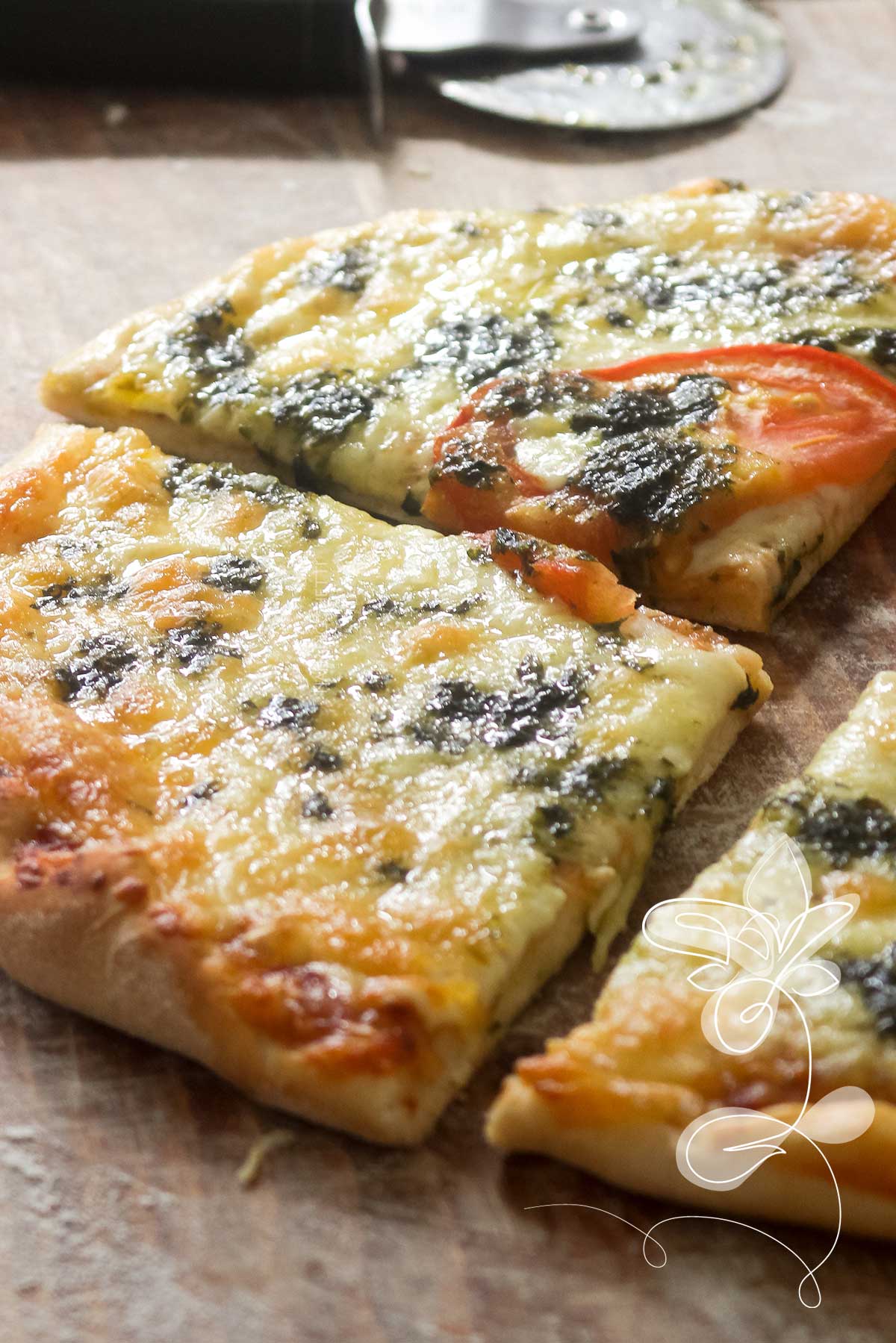 Receita de Pizza ao Pesto com Queijo e Tomate - um delicioso prato italiano para lanchar no final de semana. 