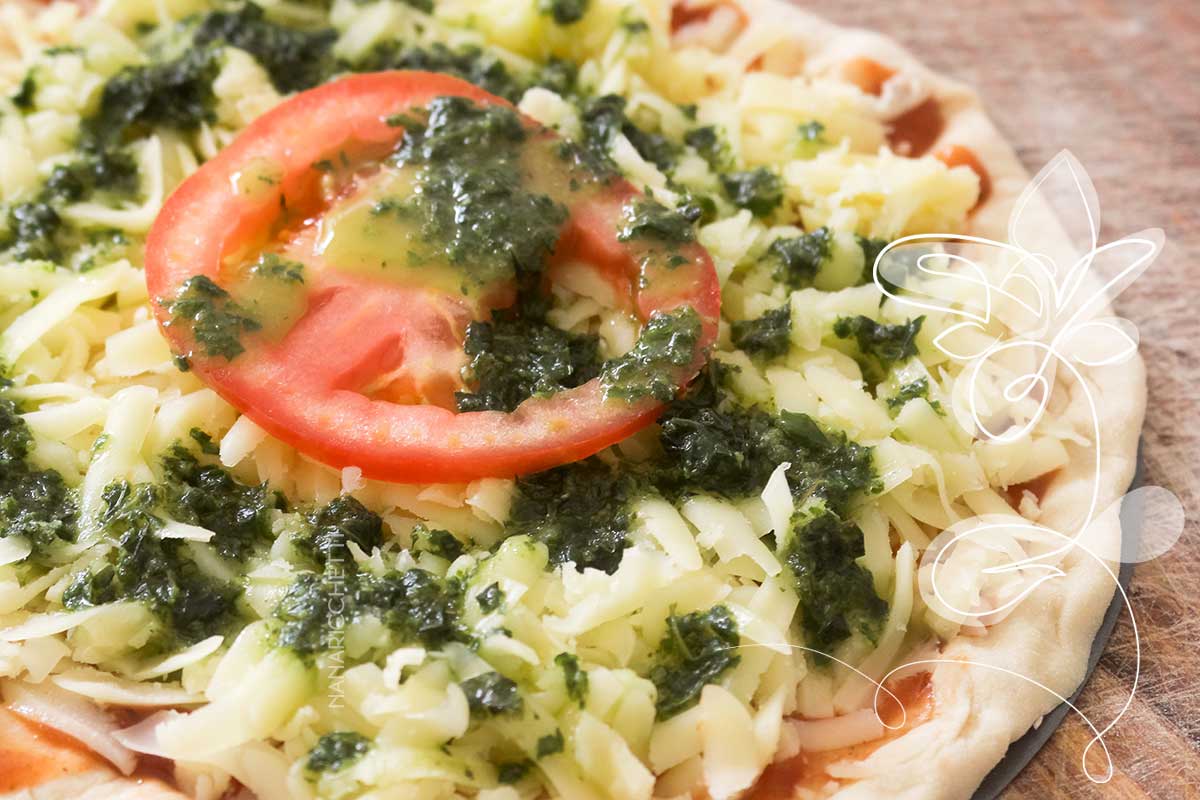 Receita de Pizza ao Pesto com Queijo e Tomate - um delicioso prato italiano para lanchar no final de semana.