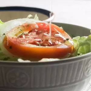 Receita de Molho para Salada de Limão e Alho - faça ainda hoje, para temperar a sua salada de alface e tomate.