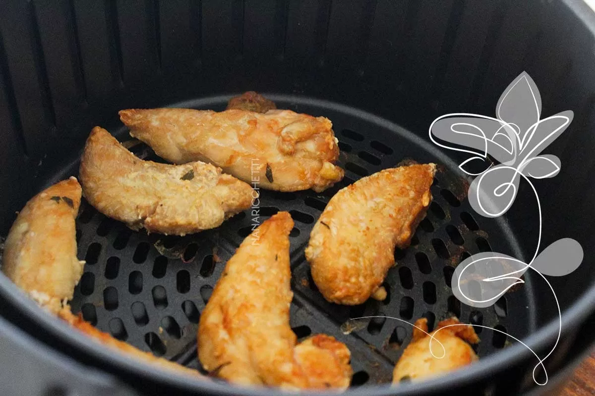 Receita de Frango Sassami na AirFryer - veja como é fácil fazer pedaços de frango na fritadeira sem óleo.