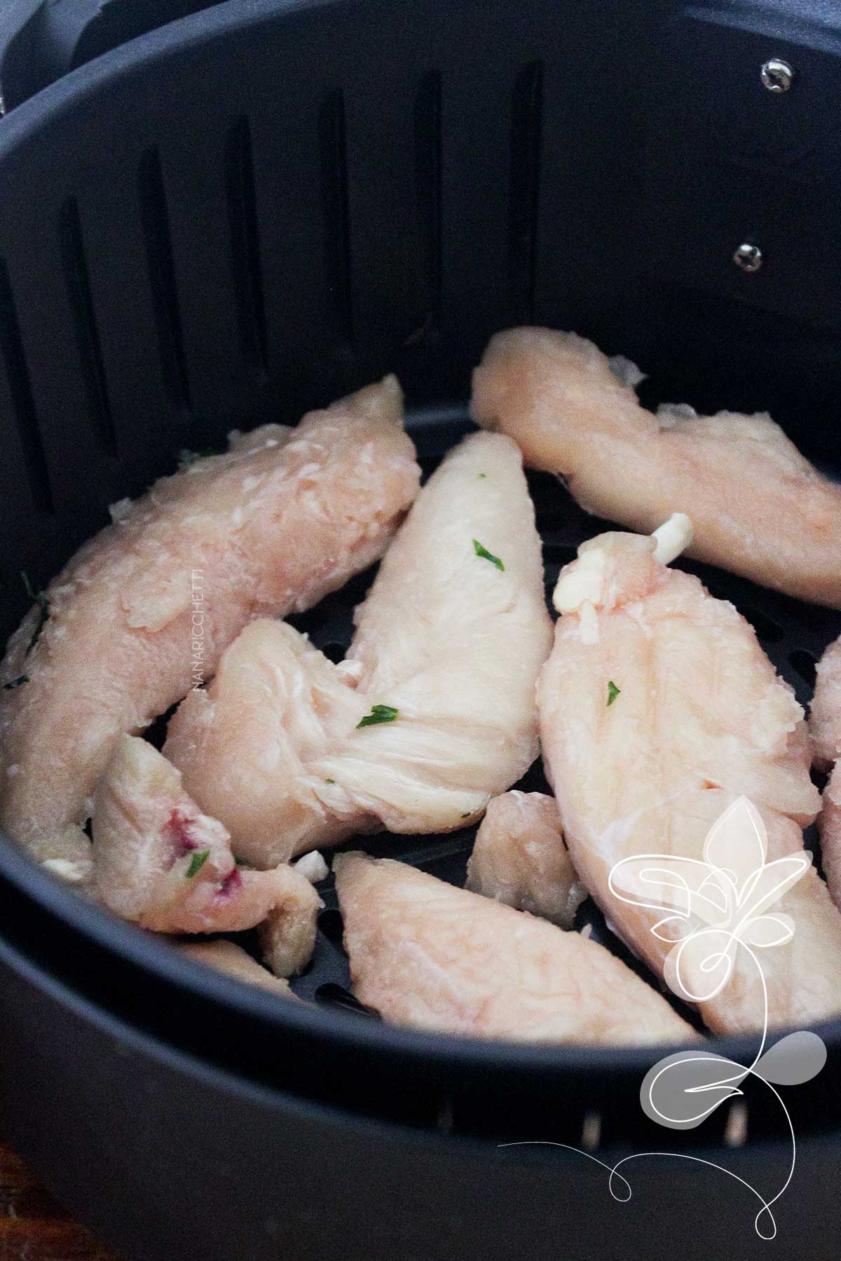 Receita de Frango Sassami na AirFryer - veja como é fácil fazer pedaços de frango na fritadeira sem óleo.