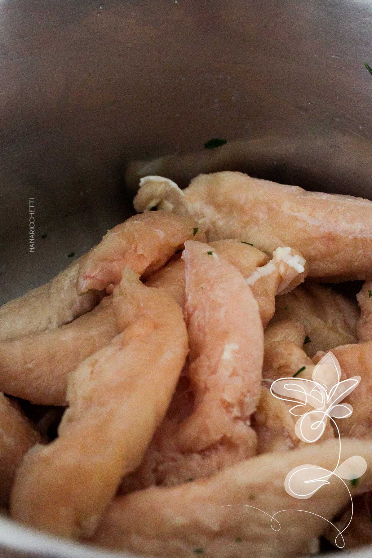 Receita de Frango Sassami na AirFryer - veja como é fácil fazer pedaços de frango na fritadeira sem óleo.