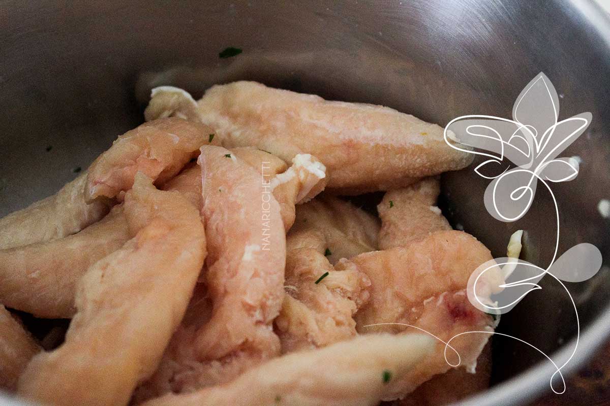 Receita de Frango Sassami na AirFryer - veja como é fácil fazer pedaços de frango na fritadeira sem óleo.