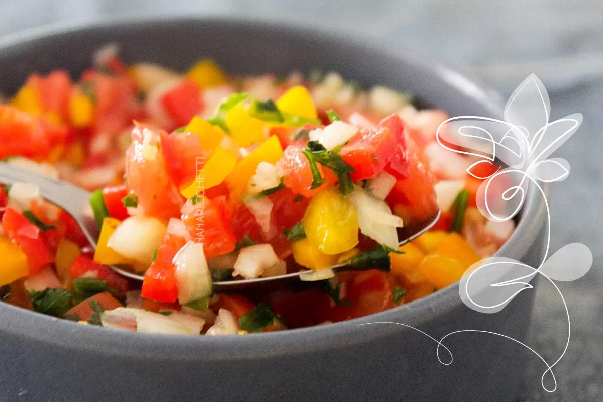 Receita de Vinagrete de Pimentão - essa salada é simples e muito fácil de fazer, perfeita para o churrasco de verão com os amigos.