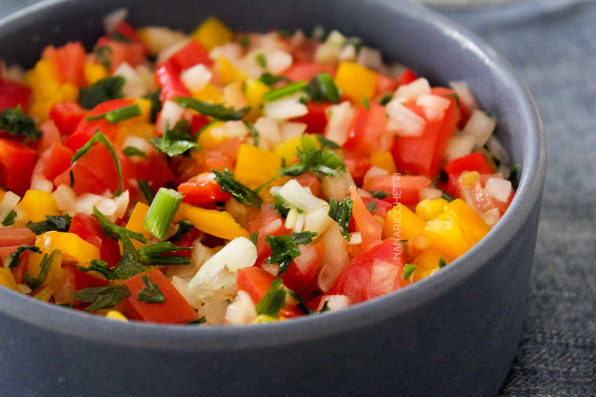 Receita de Vinagrete de Pimentão - essa salada é simples e muito fácil de fazer, perfeita para o churrasco de verão com os amigos.