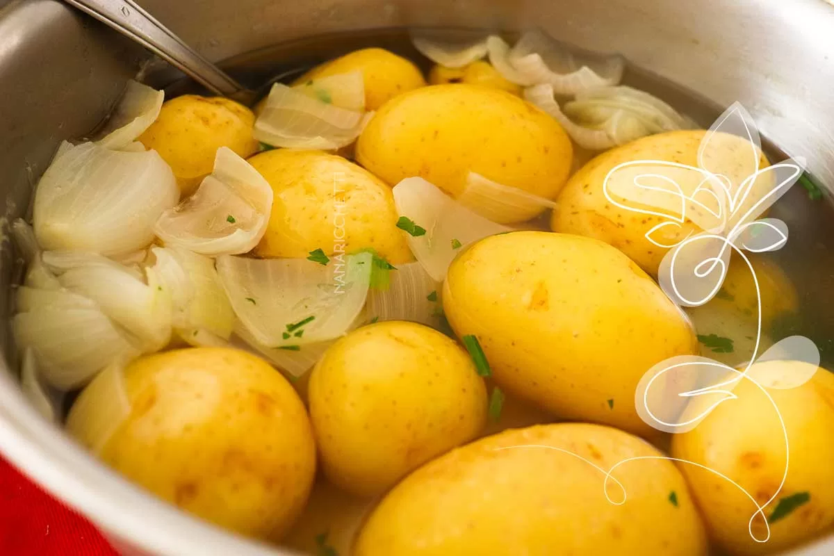 Receita de Conserva de Batata - nesse calor, sirva para petiscar ou na salada do almoço da semana.