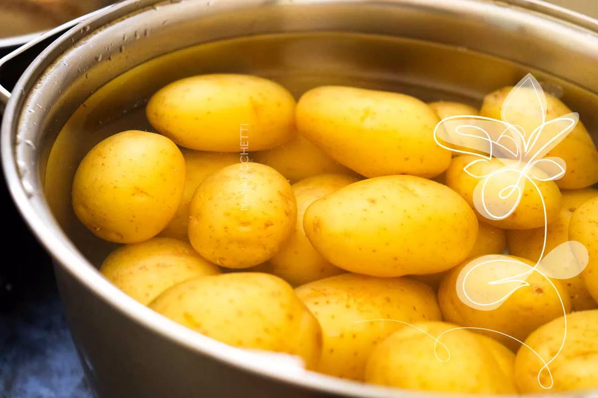 Receita de Conserva de Batata - nesse calor, sirva para petiscar ou na salada do almoço da semana.