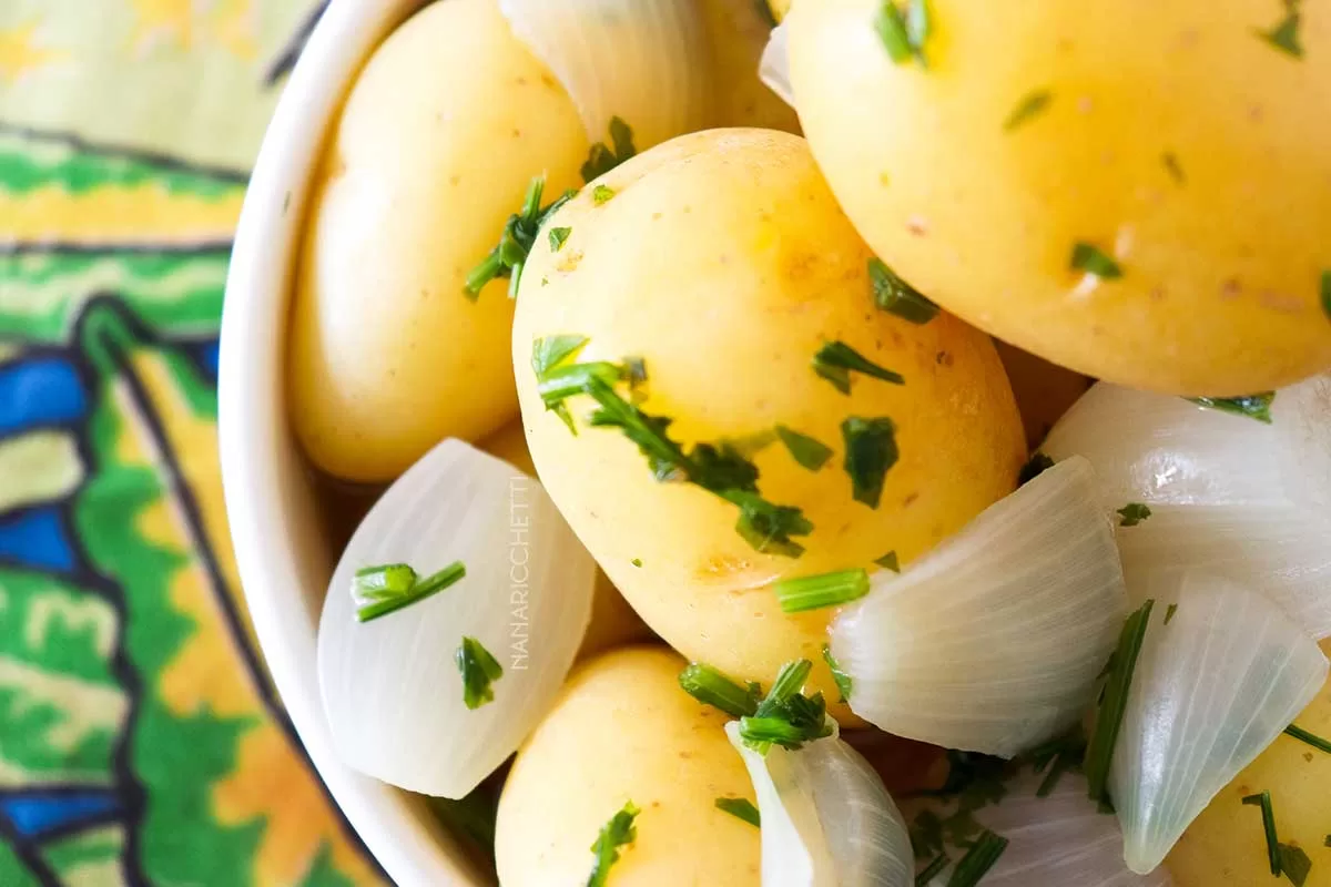 Receita de Conserva de Batata - nesse calor, sirva para petiscar ou na salada do almoço da semana.