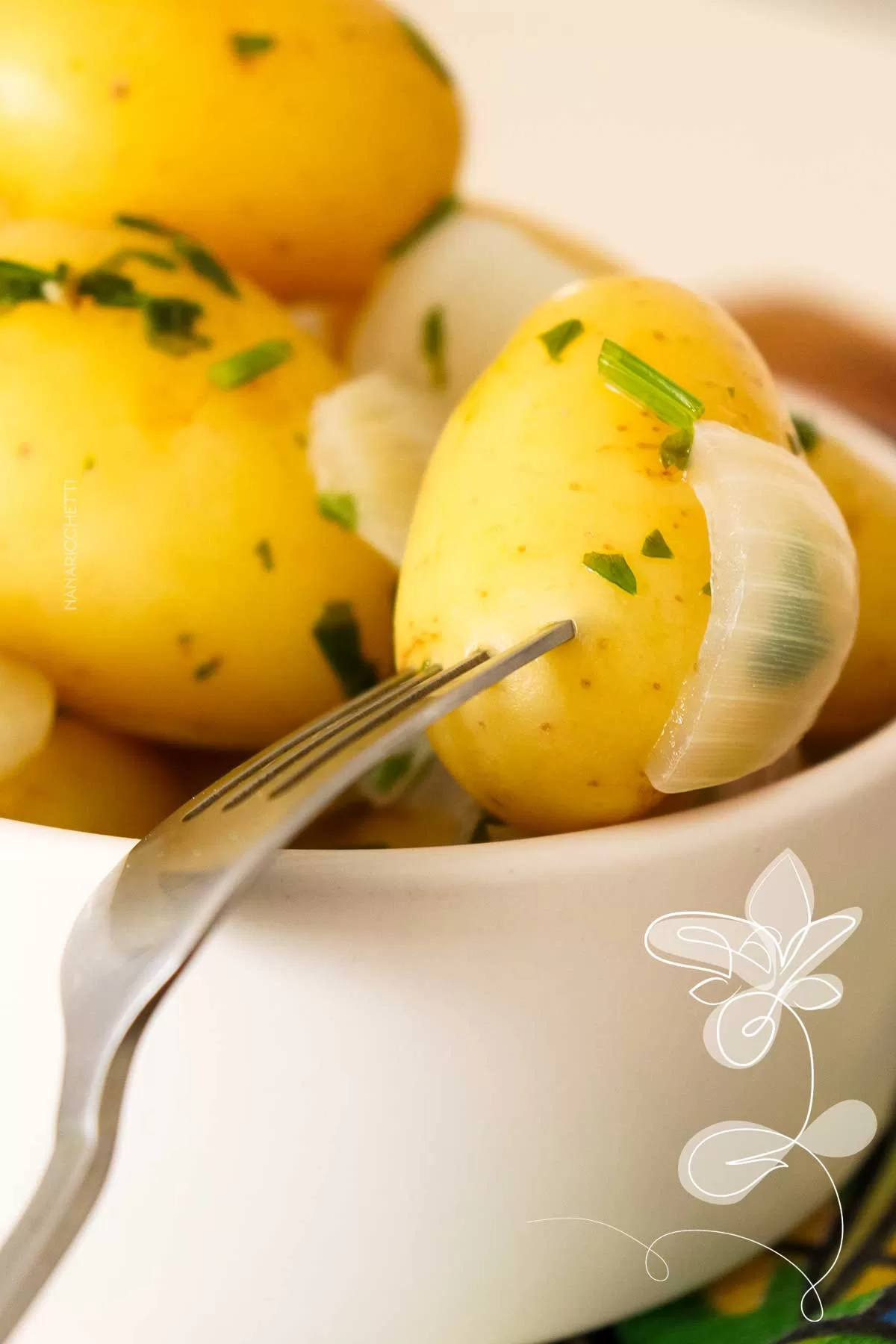 Receita de Conserva de Batata - nesse calor, sirva para petiscar ou na salada do almoço da semana.