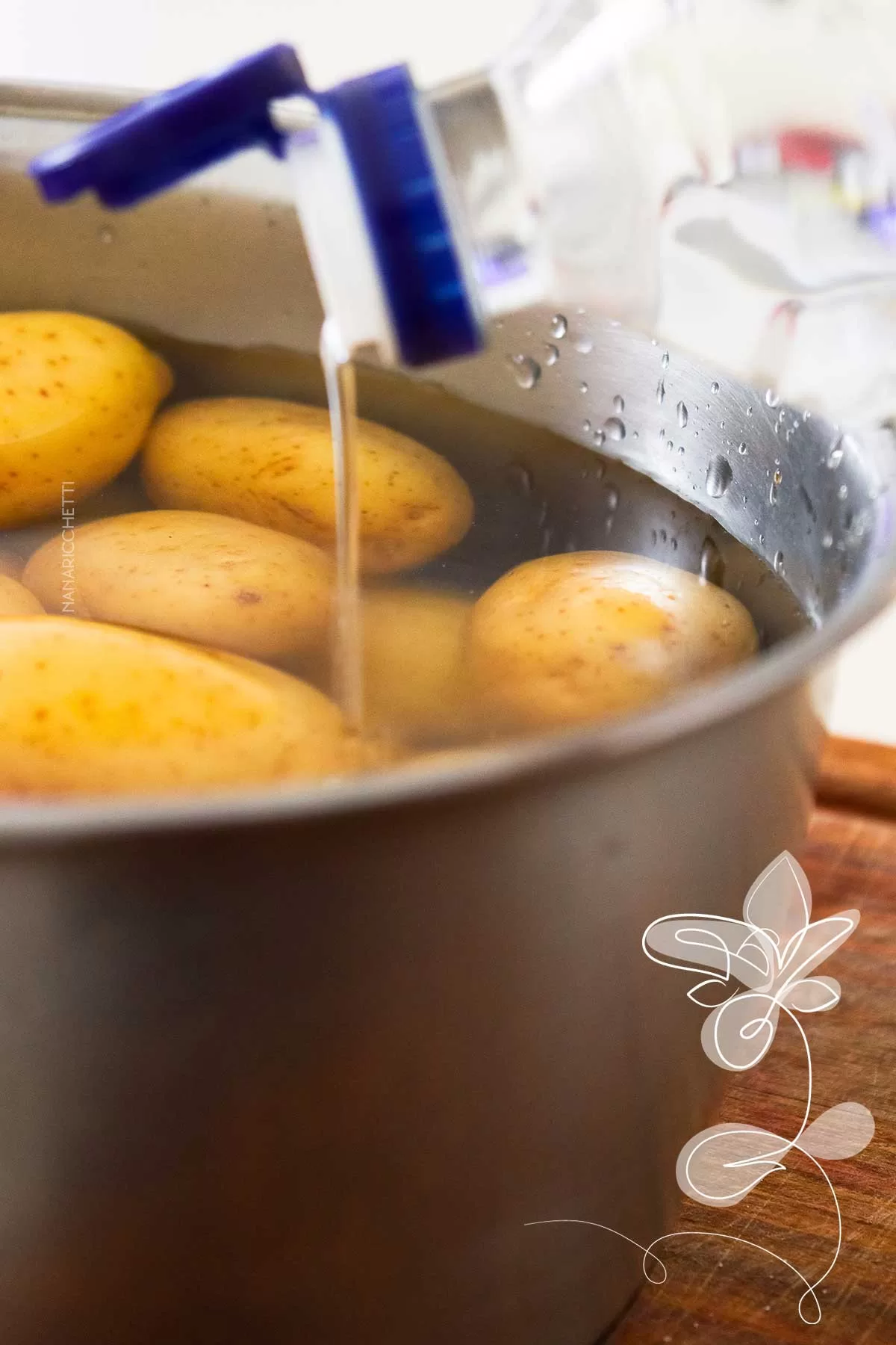 Receita de Conserva de Batata - nesse calor, sirva para petiscar ou na salada do almoço da semana.