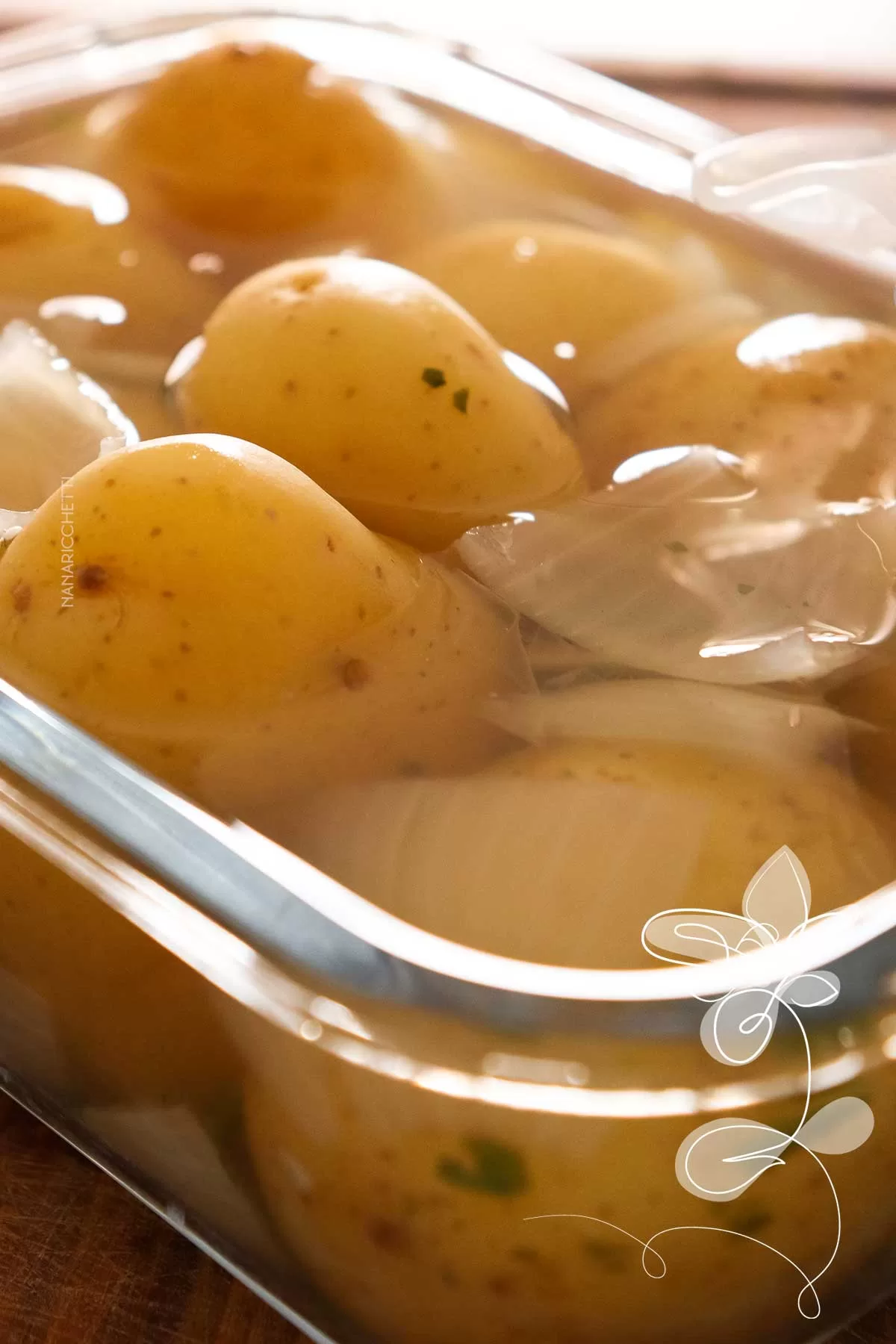 Receita de Conserva de Batata - nesse calor, sirva para petiscar ou na salada do almoço da semana.