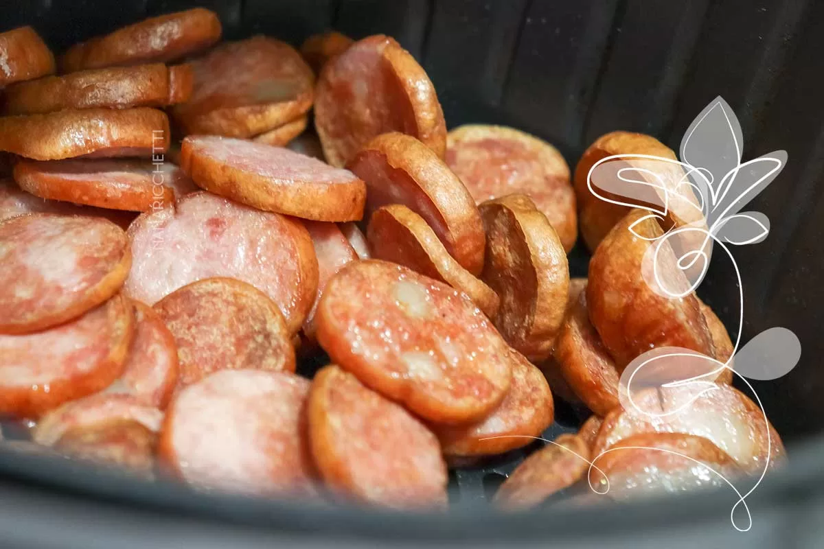 Receita de Calabresa com Cebola na Airfryer - para petiscar ou servir na refeição da família.