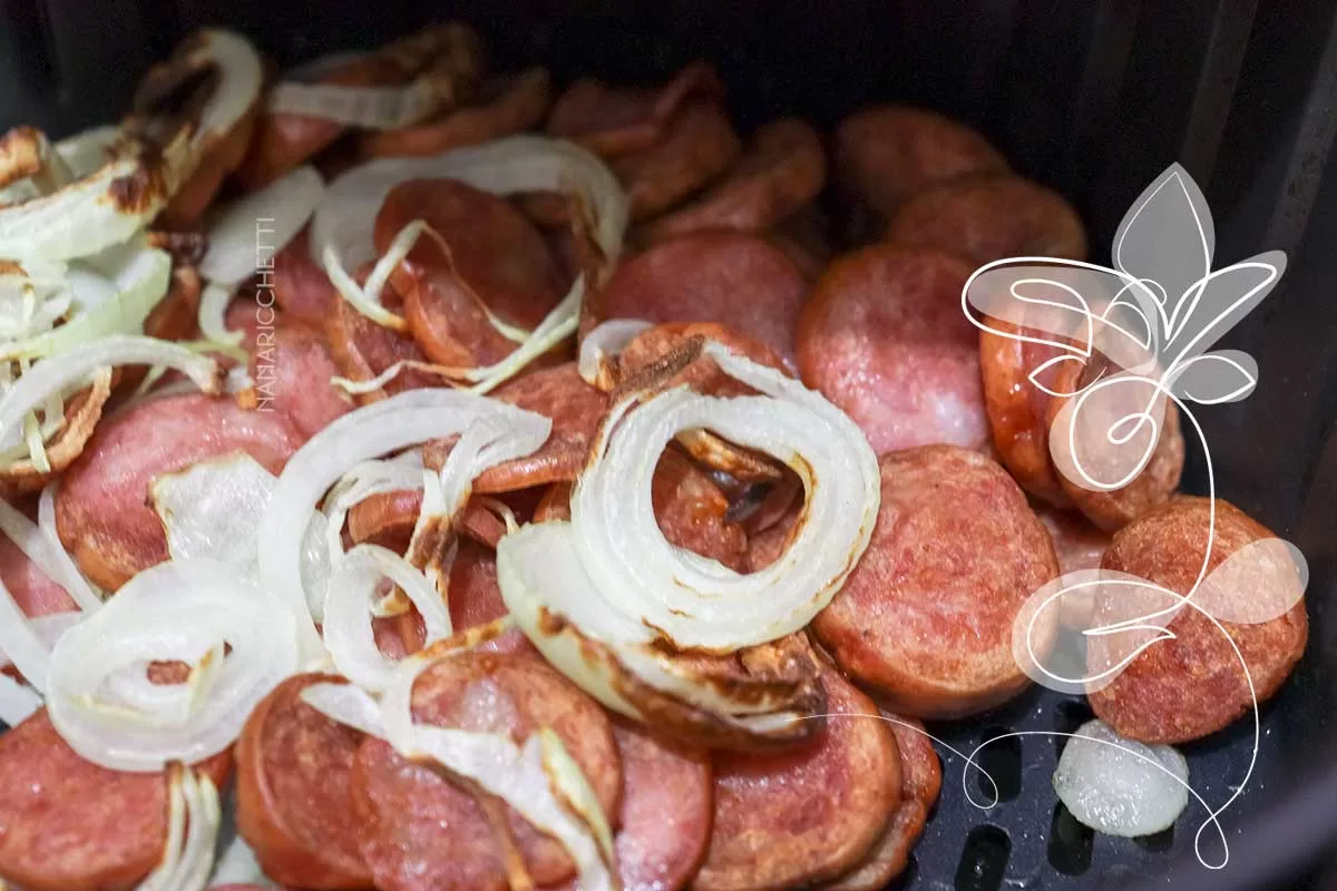 Receita de Calabresa com Cebola na Airfryer - para petiscar ou servir na refeição da família.