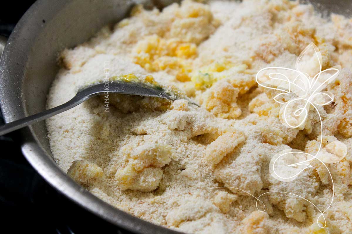 Receita de Farofa com Ovo - usando farinha de mandioca, você terá uma simples farofa para o almoço.