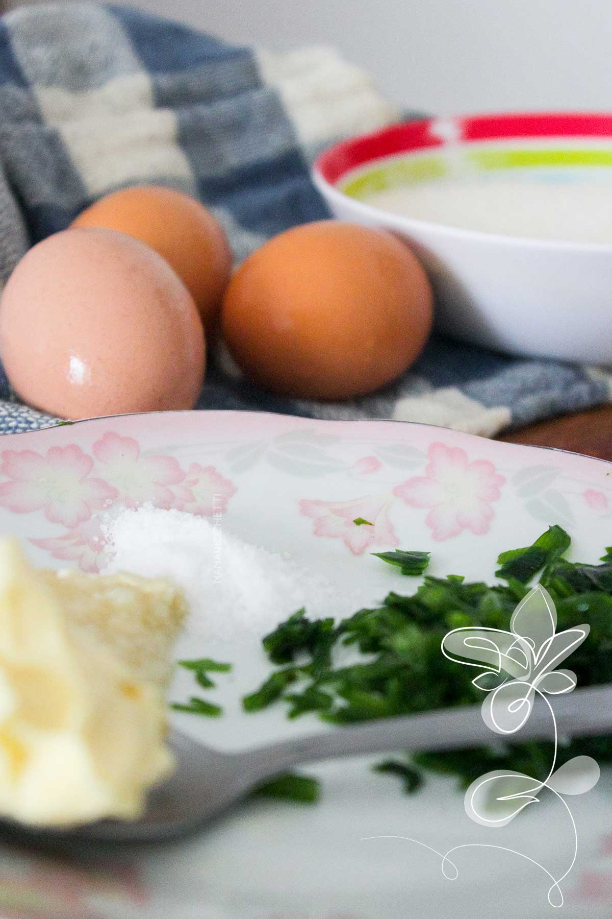 Receita de Farofa com Ovo - usando farinha de mandioca, você terá uma simples farofa para o almoço.