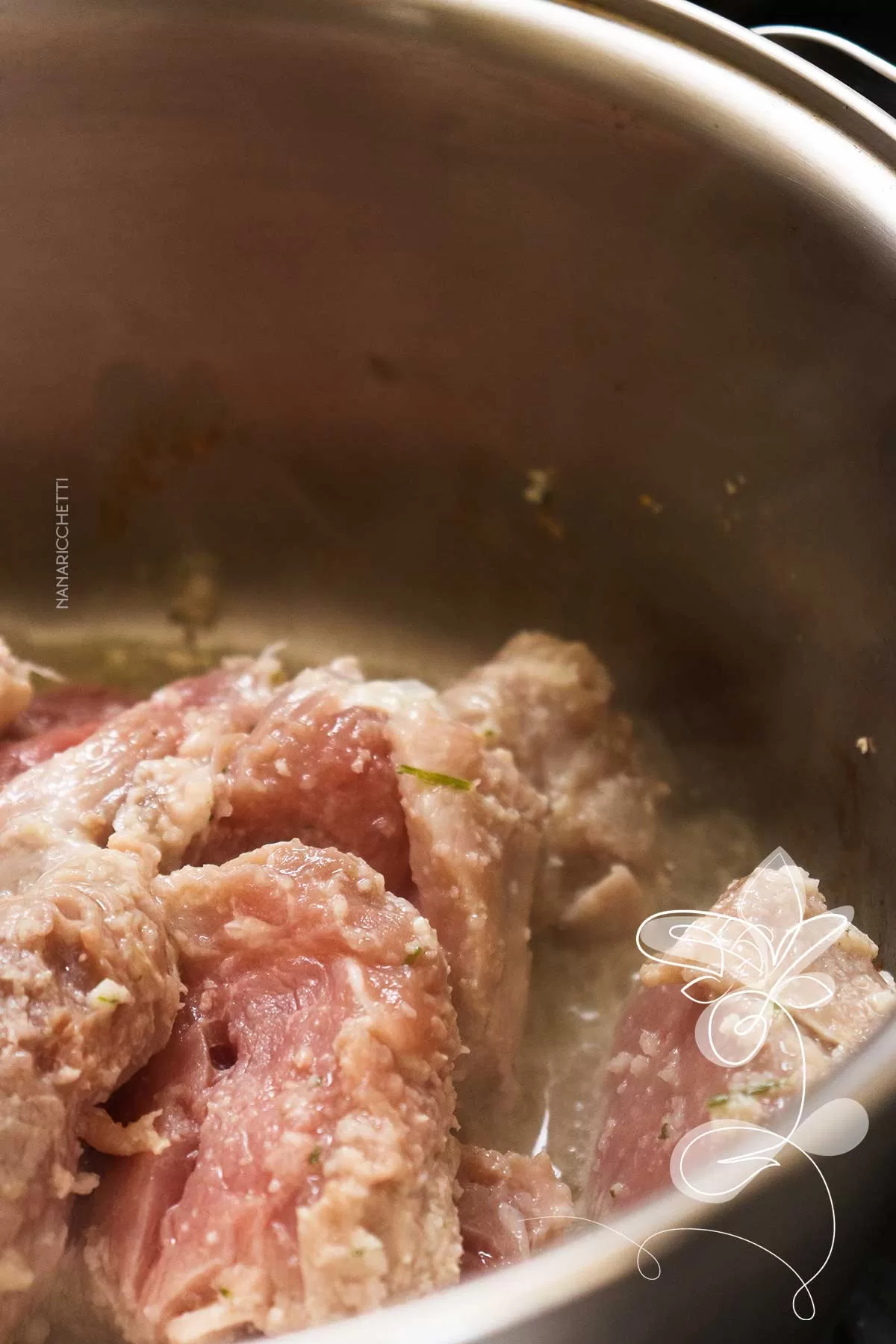 Receita de Filé Mignon Suíno com Cebola na Panela - almoço simples e maravilhoso para semana.