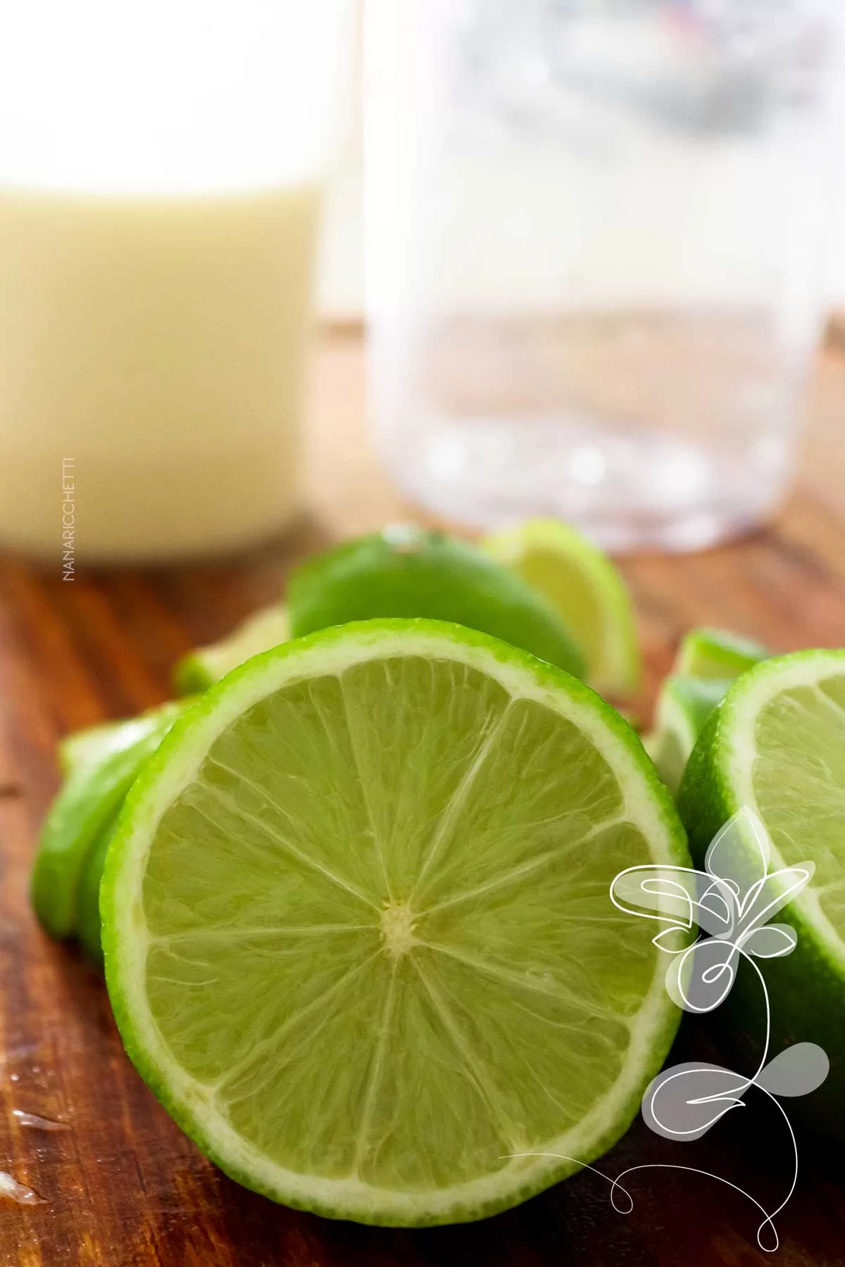 Receita de Limonada Suíça com Leite Condensado - veja como é fácil fazer uma bebida refrescante no liquidificador.