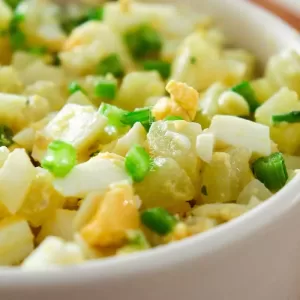 Receita de Salada de Chuchu com Ovos - faça nos dias quentes para o almoço da semana.