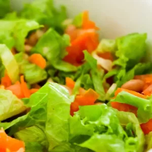 Receita de Salada de Feijão Carioca com Cenoura e Alface - faça um almoço de verão diferente com ingredientes básicos que tem em casa.