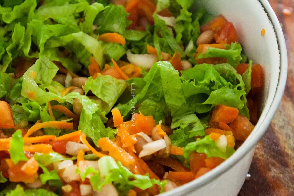 Receita de Salada de Feijão Carioca com Cenoura e Alface - faça um almoço de verão diferente com ingredientes básicos que tem em casa.