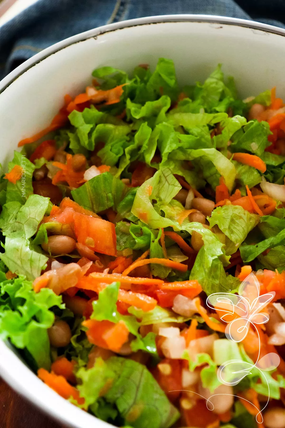 Receita de Salada de Feijão Carioca com Cenoura e Alface - faça um almoço de verão diferente com ingredientes básicos que tem em casa.