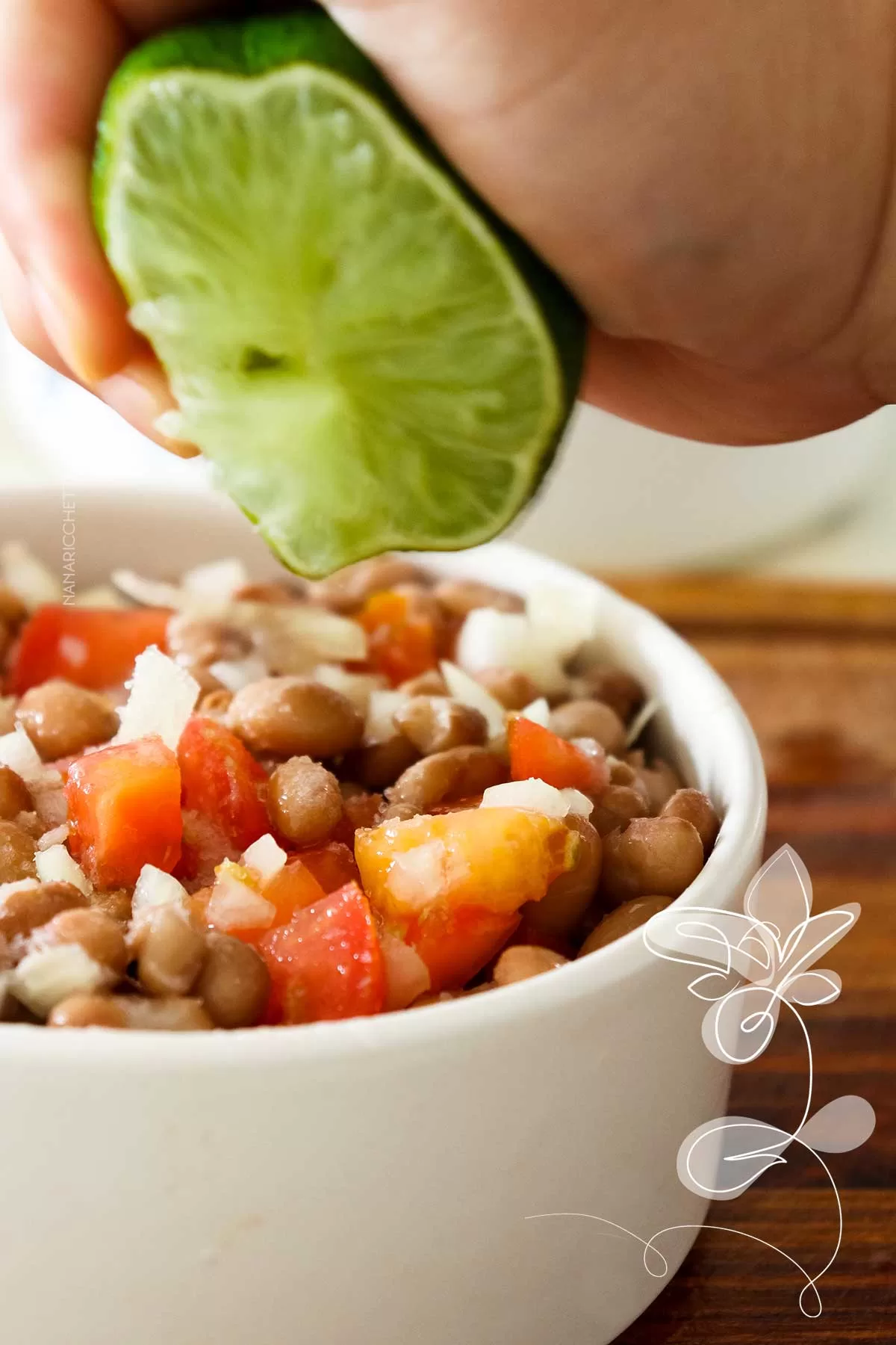 Receita de Salada de Feijão Carioca com Cenoura e Alface - faça um almoço de verão diferente com ingredientes básicos que tem em casa.