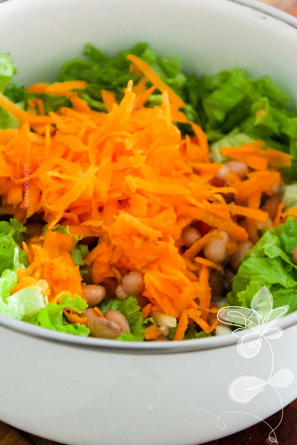 Receita de Salada de Feijão Carioca com Cenoura e Alface - faça um almoço de verão diferente com ingredientes básicos que tem em casa.