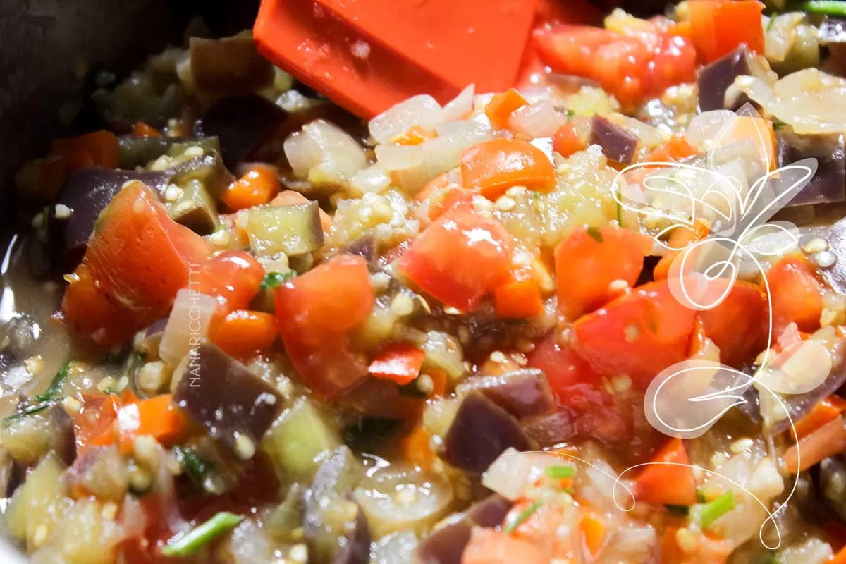 Receita de Salada de Berinjela Simples Refogada - uma salada simples, nutritiva e repleta de sabor.