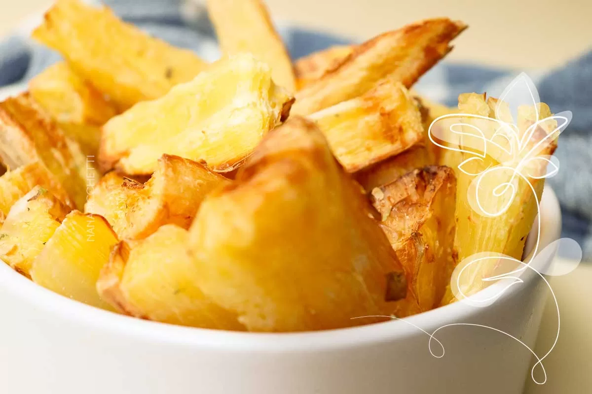 Receita de Mandioca Assada na AirFryer - prepare mandioca crocantes sem fritar no óleo.