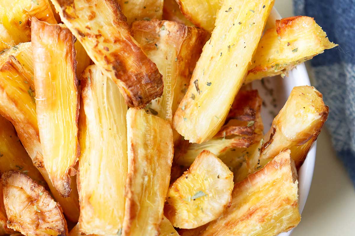 Receita de Mandioca Assada na AirFryer - prepare mandioca crocantes sem fritar no óleo.