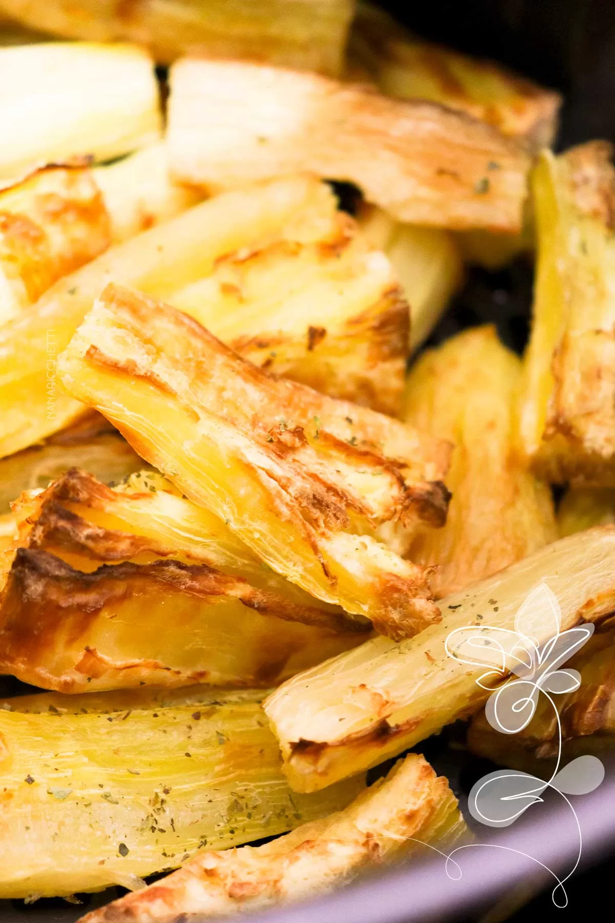 Receita de Mandioca Assada na AirFryer - prepare mandioca crocantes sem fritar no óleo.