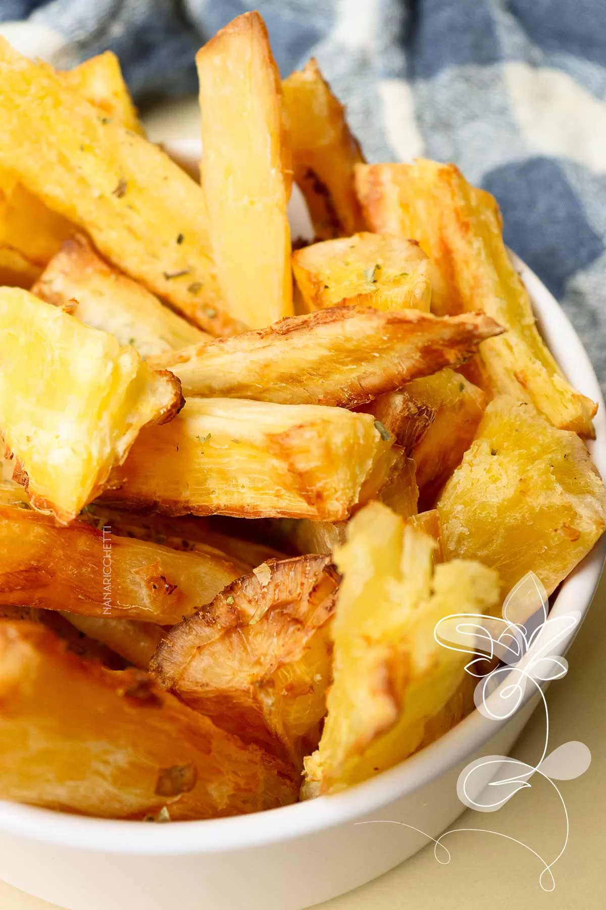 Receita de Mandioca Assada na AirFryer - prepare mandioca crocantes sem fritar no óleo. 