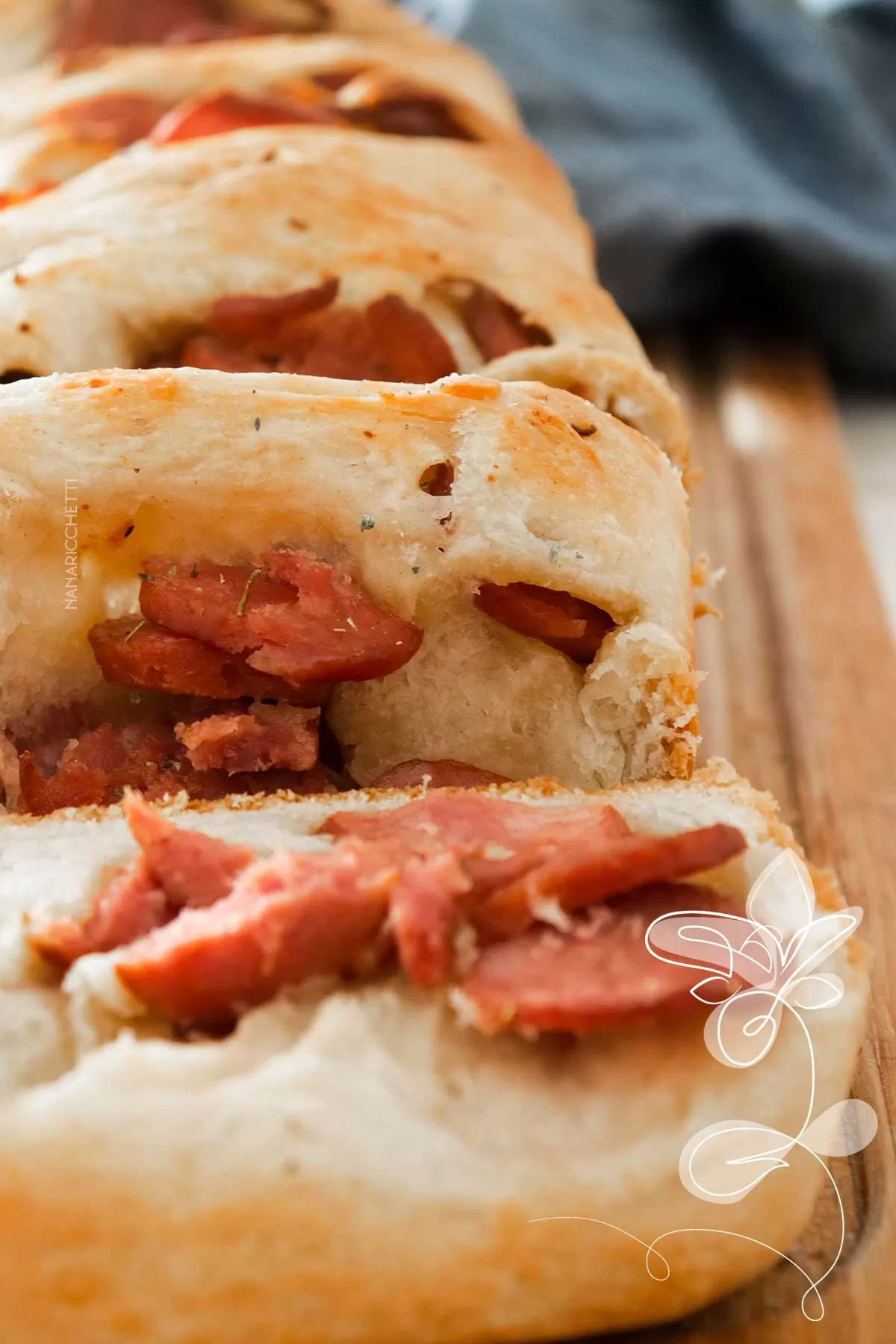 Receita de Pão com Linguiça Calabresa Simples no Forno - veja como é fácil fazer um lanche delicioso em casa.