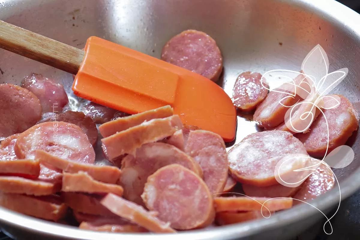 Receita de Pão com Linguiça Calabresa Simples no Forno - veja como é fácil fazer um lanche delicioso em casa.