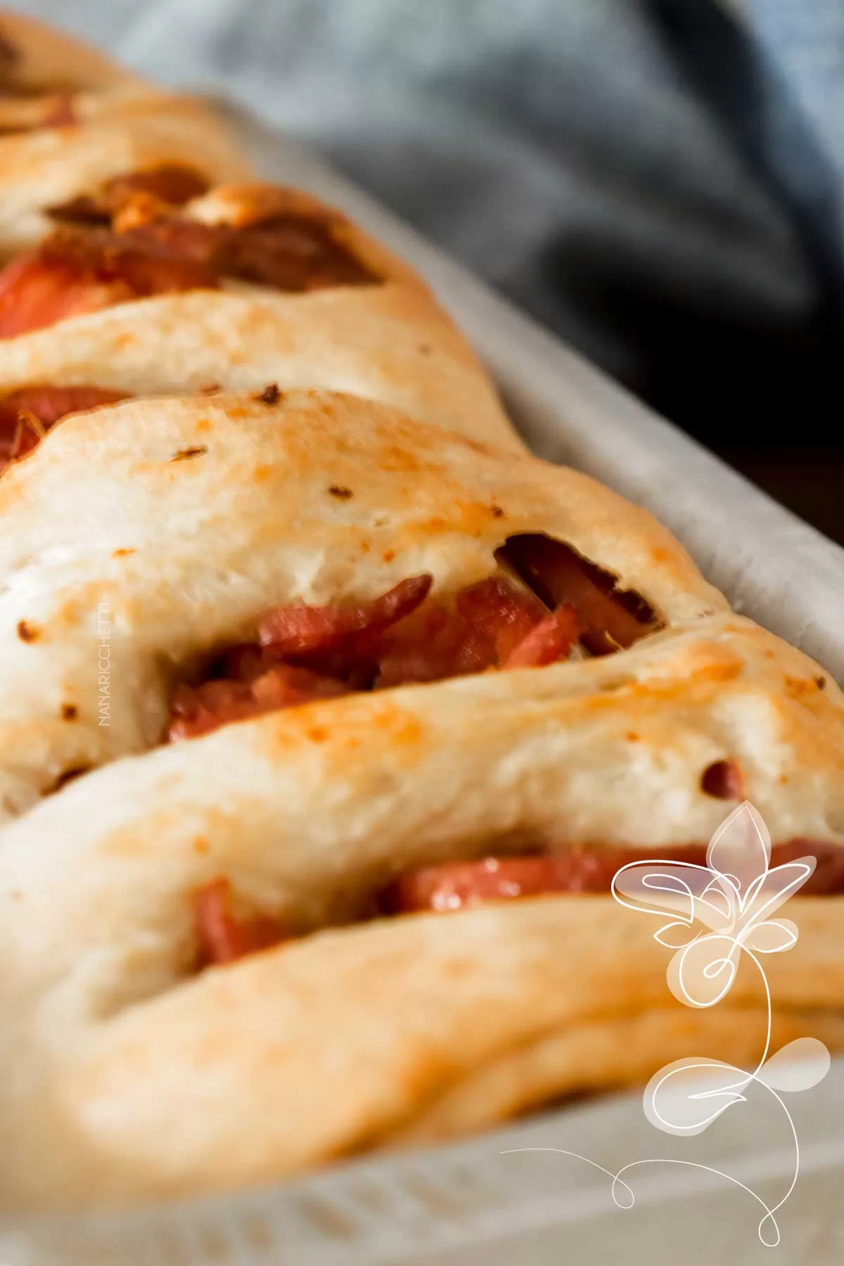 Receita de Pão com Linguiça Calabresa Simples no Forno - veja como é fácil fazer um lanche delicioso em casa.