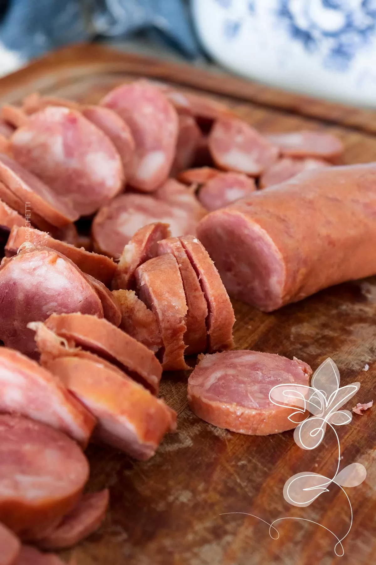 Receita de Pão com Linguiça Calabresa Simples no Forno - veja como é fácil fazer um lanche delicioso em casa.