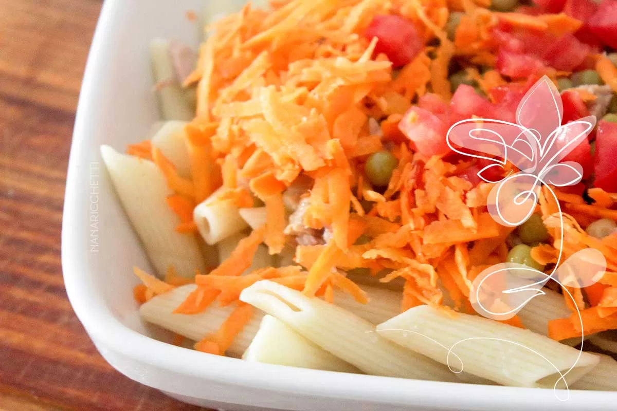 Receita de Salada de Macarrão com Atum e Legumes - uma refeição completa e geladinha nos dias quentes de verão.