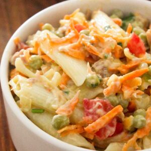 Receita de Salada de Macarrão com Atum e Legumes - uma refeição completa e geladinha nos dias quentes de verão.