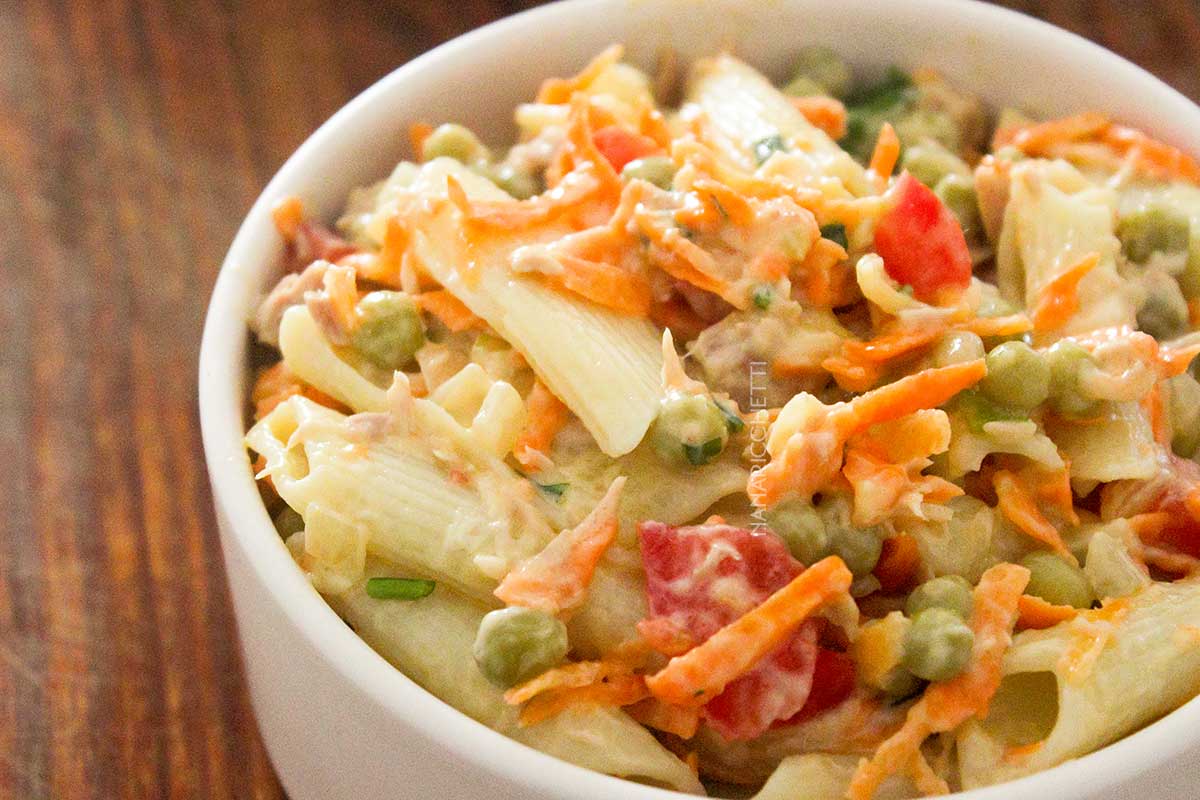 Receita de Salada de Macarrão com Atum e Legumes - uma refeição completa e geladinha nos dias quentes de verão.