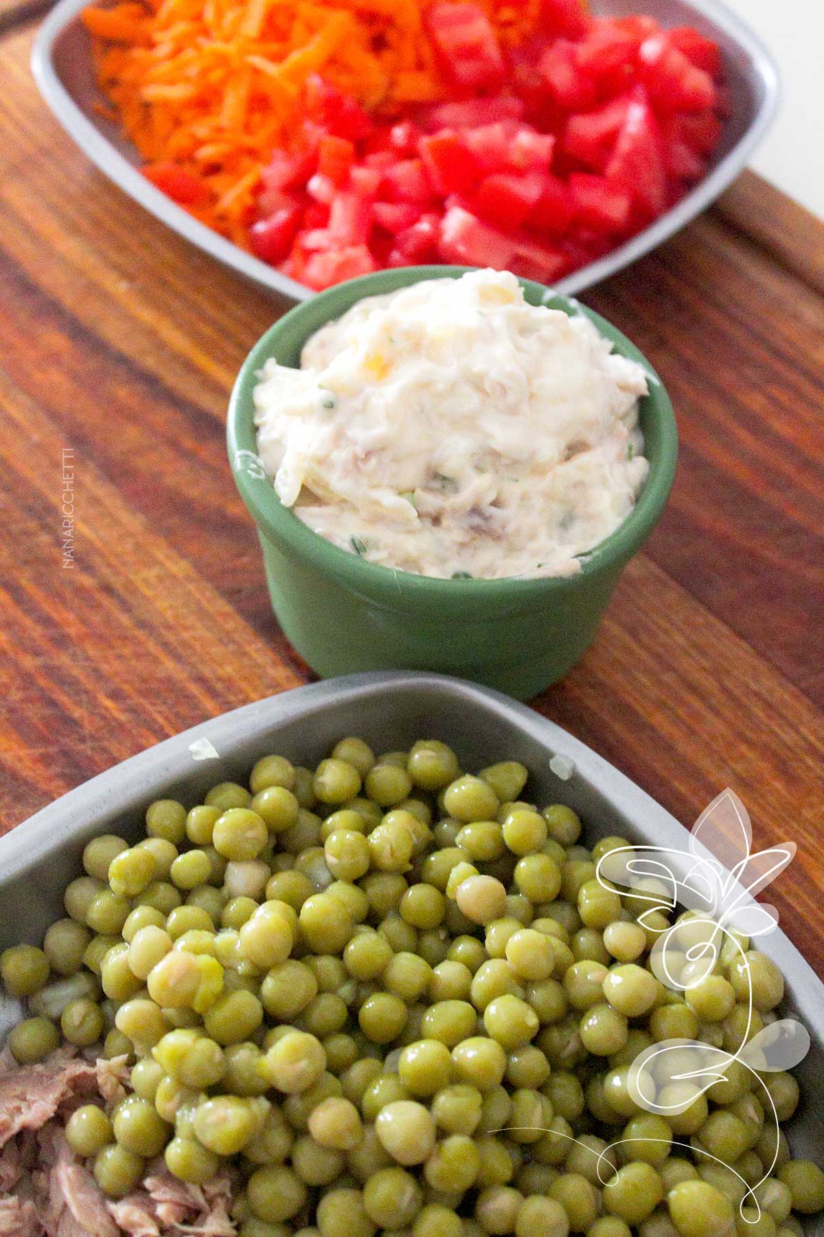 Receita de Salada de Macarrão com Atum e Legumes - uma refeição completa e geladinha nos dias quentes de verão.