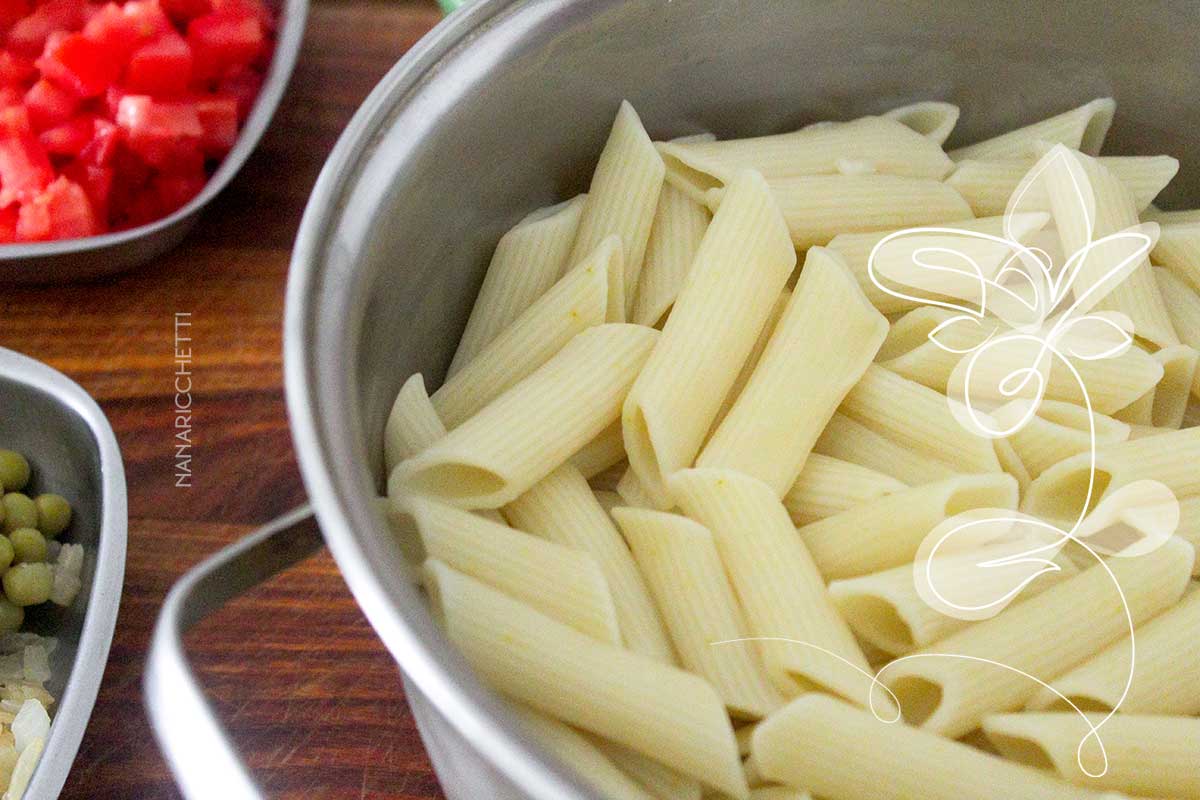 Receita de Salada de Macarrão com Atum e Legumes - uma refeição completa e geladinha nos dias quentes de verão.