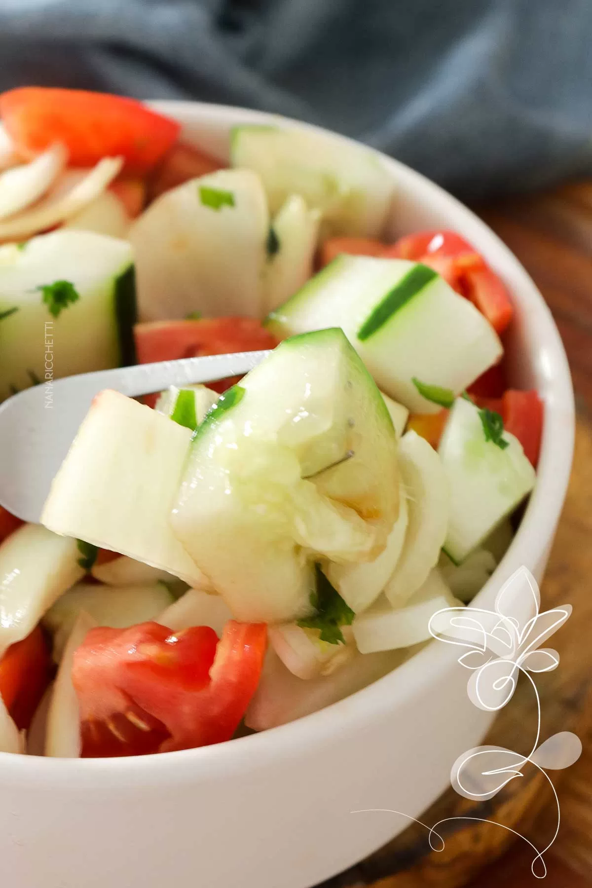 Receita de Salada de Pepino com Tomate e Molho de Soja - tão fácil de fazer, você fará sempre no almoço ou jantar da semana.