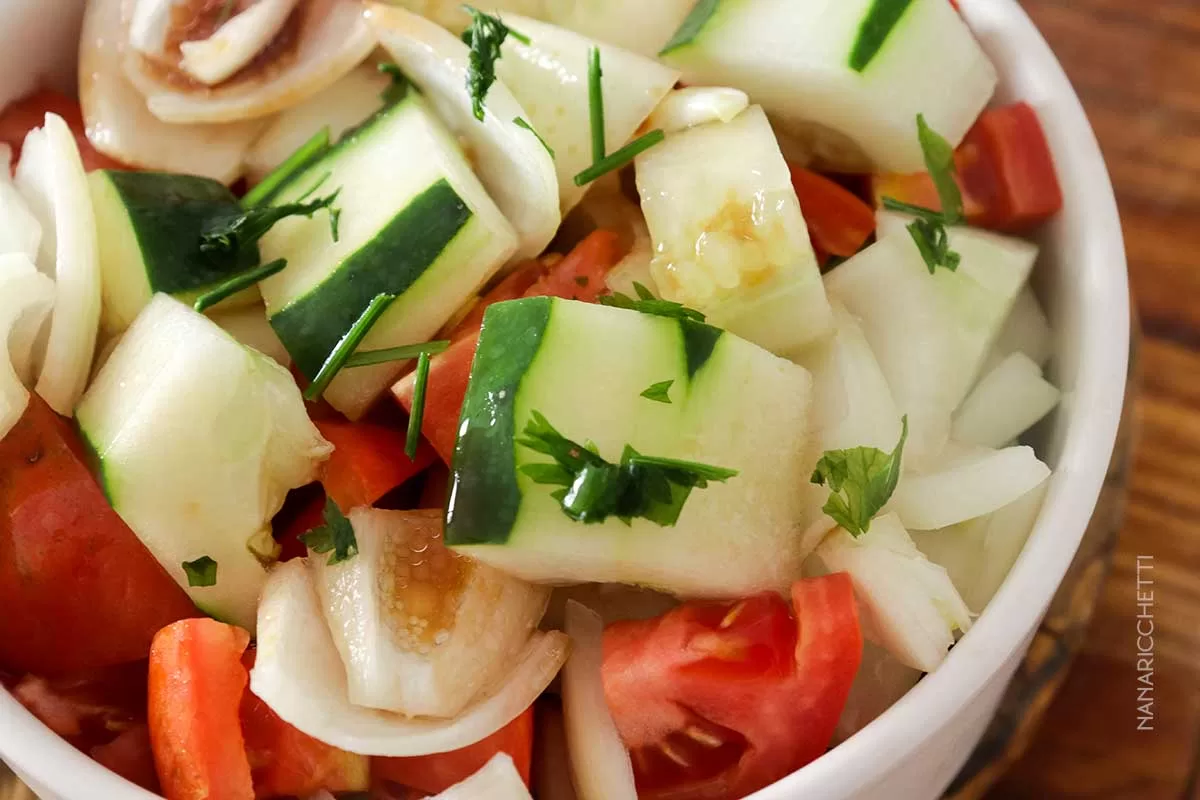 Receita de Salada de Pepino com Tomate e Molho de Soja - tão fácil de fazer, você fará sempre no almoço ou jantar da semana.