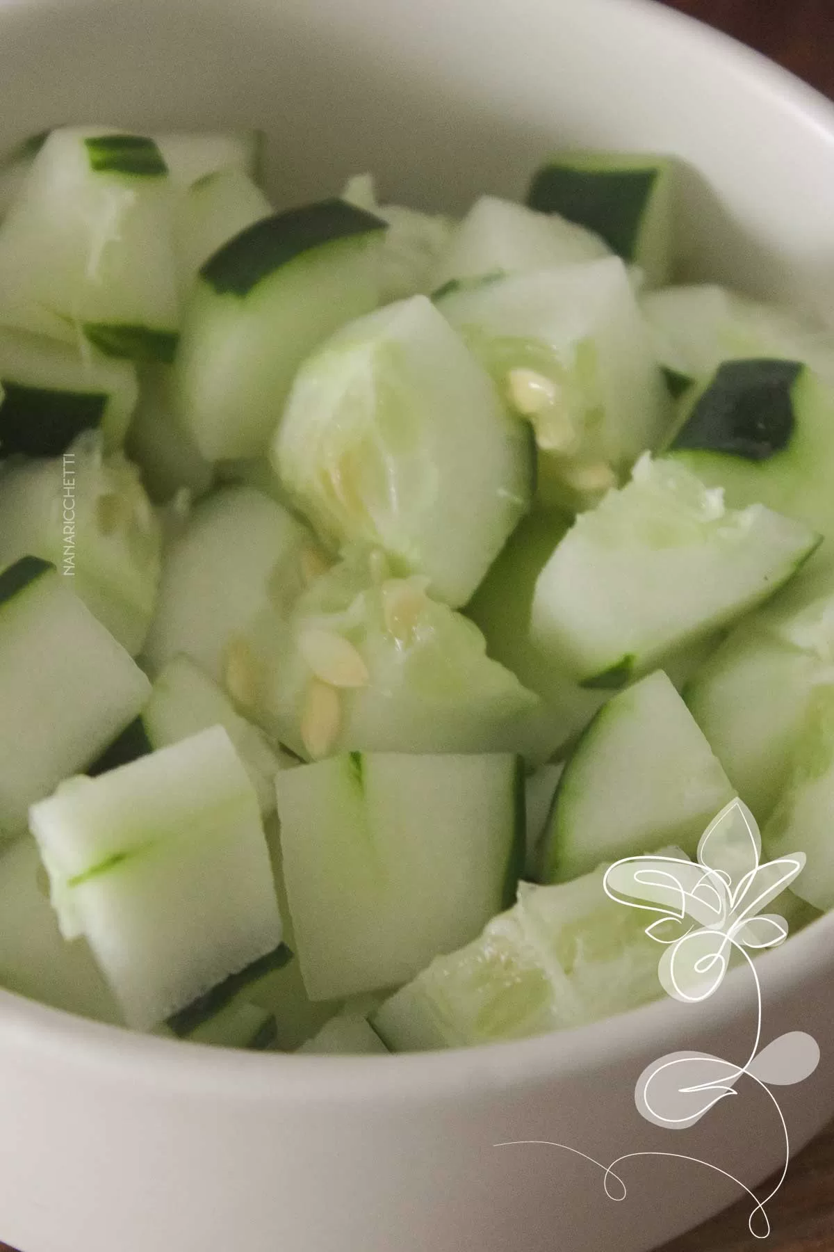 Receita de Salada de Pepino com Tomate e Molho de Soja - tão fácil de fazer, você fará sempre no almoço ou jantar da semana.