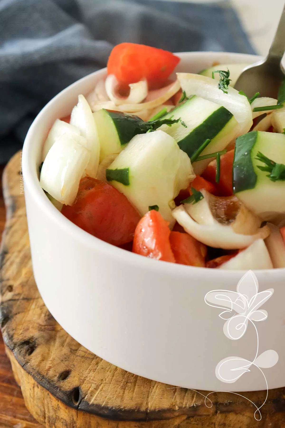 Receita de Salada de Pepino com Tomate e Molho de Soja - tão fácil de fazer, você fará sempre no almoço ou jantar da semana. 